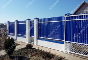 Фото забора из синего штакетника в Воронеже
